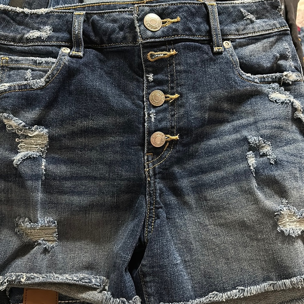 Distresses jean shorts